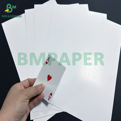Mavi çekirdeği 71 x 65cm olan 300 gramlık parlak kaplama 2 taraflı poker kağıdı