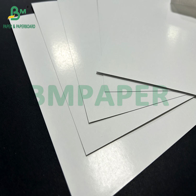 Mavi çekirdeği 71 x 65cm olan 300 gramlık parlak kaplama 2 taraflı poker kağıdı